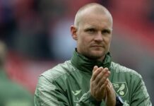 Norwich City fyrer manageren, efter at alle håb om en tilbagevenden til Premier League i denne sæson er knust