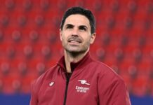 Arsenal bekræfter, at de har åbnet træningsbanen for den tidligere Liverpool-spiller Oxlade-Chamberlain