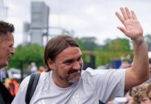 Leeds kan blive “tvunget” til at fyre Farke, vinder af 12 trofæer, der sandsynligvis vil være arvtager