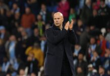 Som reaktion på Liverpools chance for at vinde Premier League