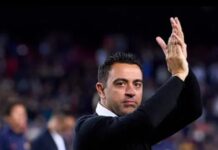 Barcelona-legenden Xavi Hernandes venter på et opkald fra Manchester