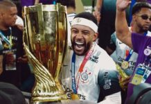 Den tidligere United-fiasko Depay løfter pokalen og kræver, at klubbens bestyrelse bliver fyret – med det samme!