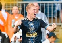 Jakob Glesnes skriver under på stedet!