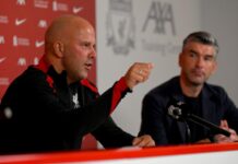 Arne Slot og Richard Hughes med “massiv konflikt” over Liverpools stjerne