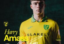 Manchester United sender Harry Amass i en hård nedrykningskamp