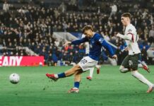 Manchester United og Aston Villa kæmper om en af de mest fremtrædende midtbanespillere i Premier League-klubbens