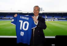 Ipswich Towns formand beklager at have forårsaget “skade og uro” med Nigel Farages besøg