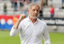 Stuart Baxter, som var en svingende spiller hos Lyn, har skrevet kontrakt med en klub i krise