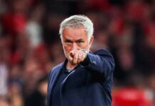 José Mourinho træder ind i Real Madrids omklædningsrum med øksen hævet