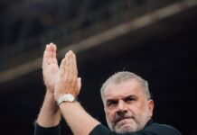 Postecoglou går fra at være fyret i Premier League efter otte kampe til at sætte Cristiano Ronaldo på bænken ved pausen