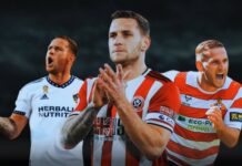 Sheffield United-legenden Billy Sharp stiller op med en beholder fuld af fodboldmemorabilia